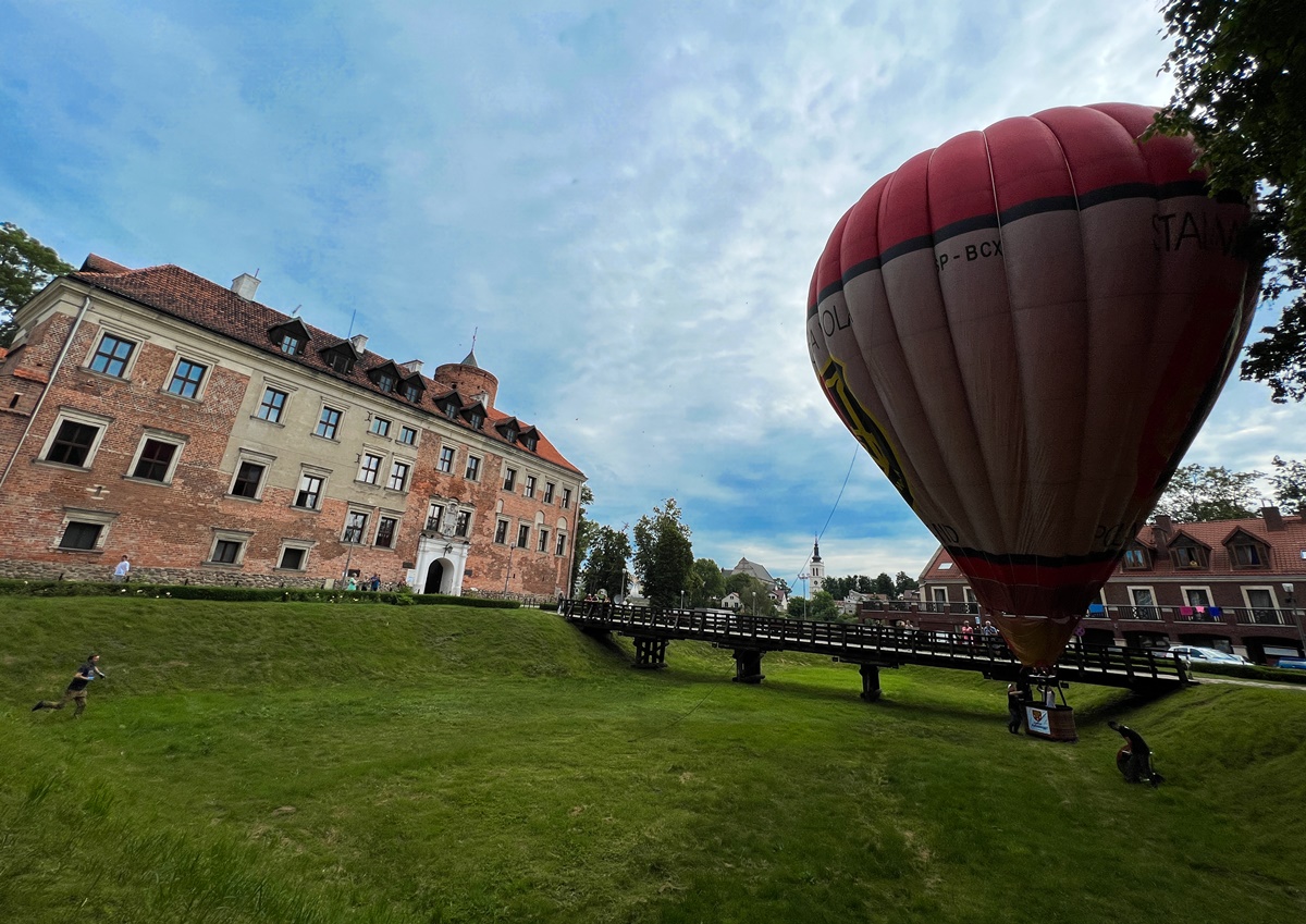 Jeden z balonów na uwięzi pojawił się w niedzielę przy zamku w Uniejowie.