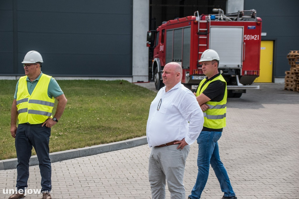 Akcji strażaków oraz ewakuacji przyglądali się ( na zdj. od lewej):  Włodzimierz Owczarek - specjalista ds. ochrony środowiska  w K-Flex, Bartłomiej Gröbner - dyrektor K-Flex Polska i Andrzej Kwireg - specjalista ds. BHP w K-Flex.