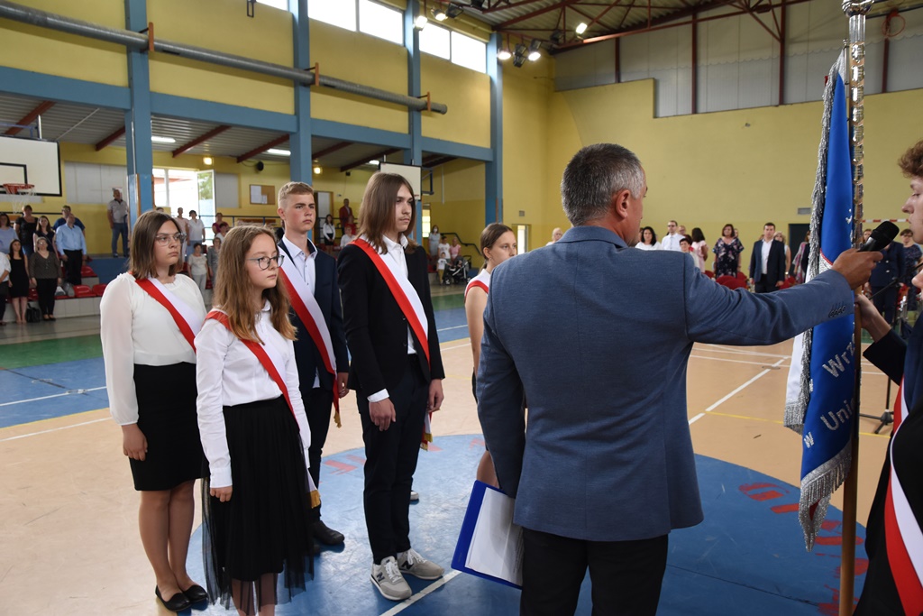 Podczas zakończenia roku szkolnego i pożegnania tegorocznych absolwentów dokonano również uroczystego przekazania pocztu sztandarowego szkoły.