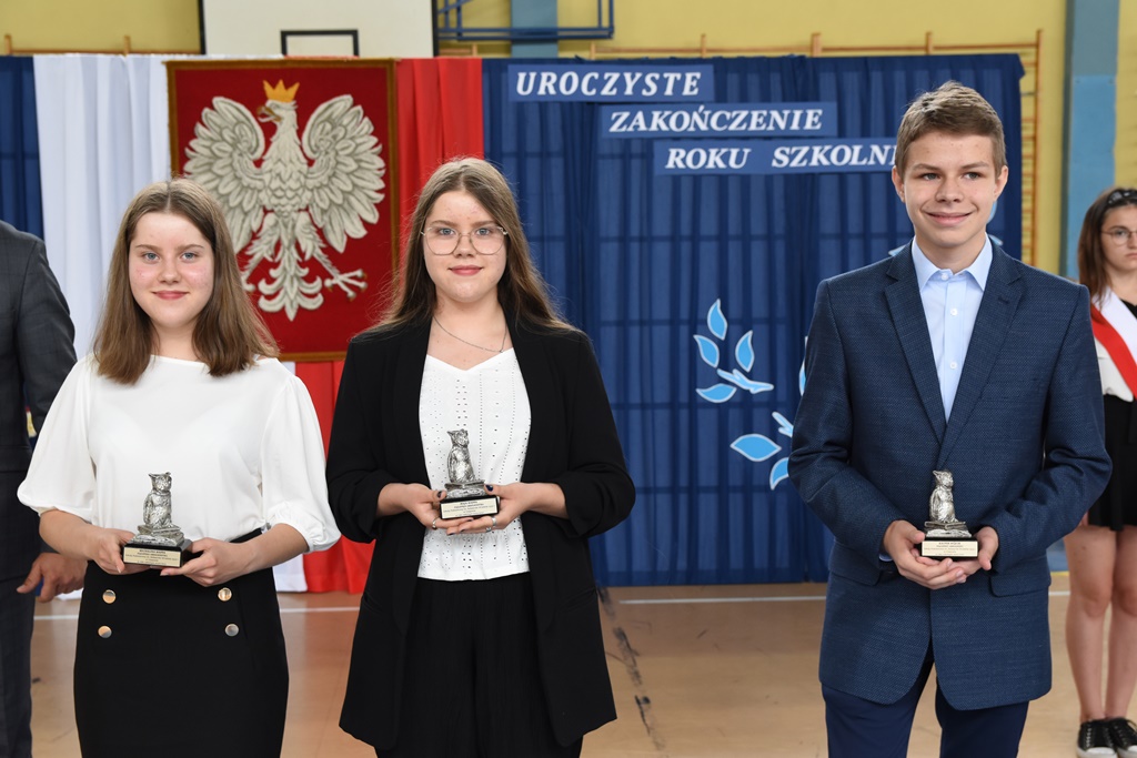 Najlepsi absolwenci roku 2020/2021- Maja Wappa, Michalina Wappa oraz Kacper Wójcik otrzymali specjalne statuetki. Średnia ocen najlepszych uczniów to 5,39 i wzorowe zachowanie.