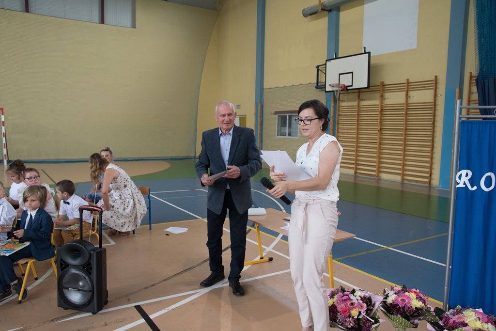 Na zdjęciu Marta Pajor - dyrektor przedszkola oraz Janusz Kosmalski - wiceburmistrz Uniejowa, którzy wręczali najstarszym przedszkolakom dyplomy oraz upominki.