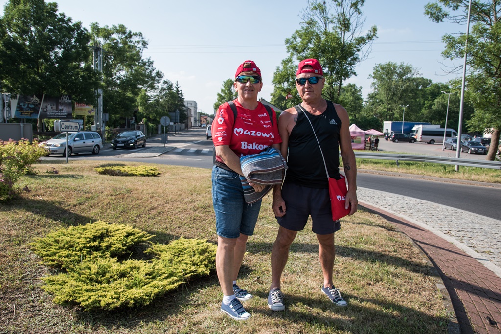 W Uniejowie na kolarzy czekała niewielka grupa kibiców, w tym kibice drużyny HRE Mazowsze Serce Polski. 