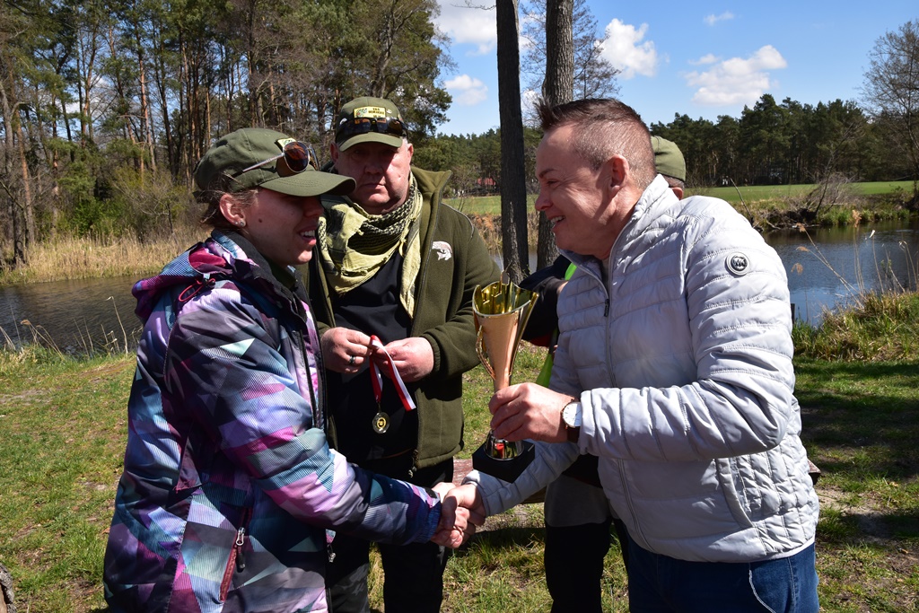 Nagrody najlepszym wędkarzom wręczyli Józef Kaczmarek - burmistrz Uniejowa, Dariusz Adamiak - prezes Koła nr 16 w Uniejowie i Zbigniew Kuglarz - skarbnik koła.