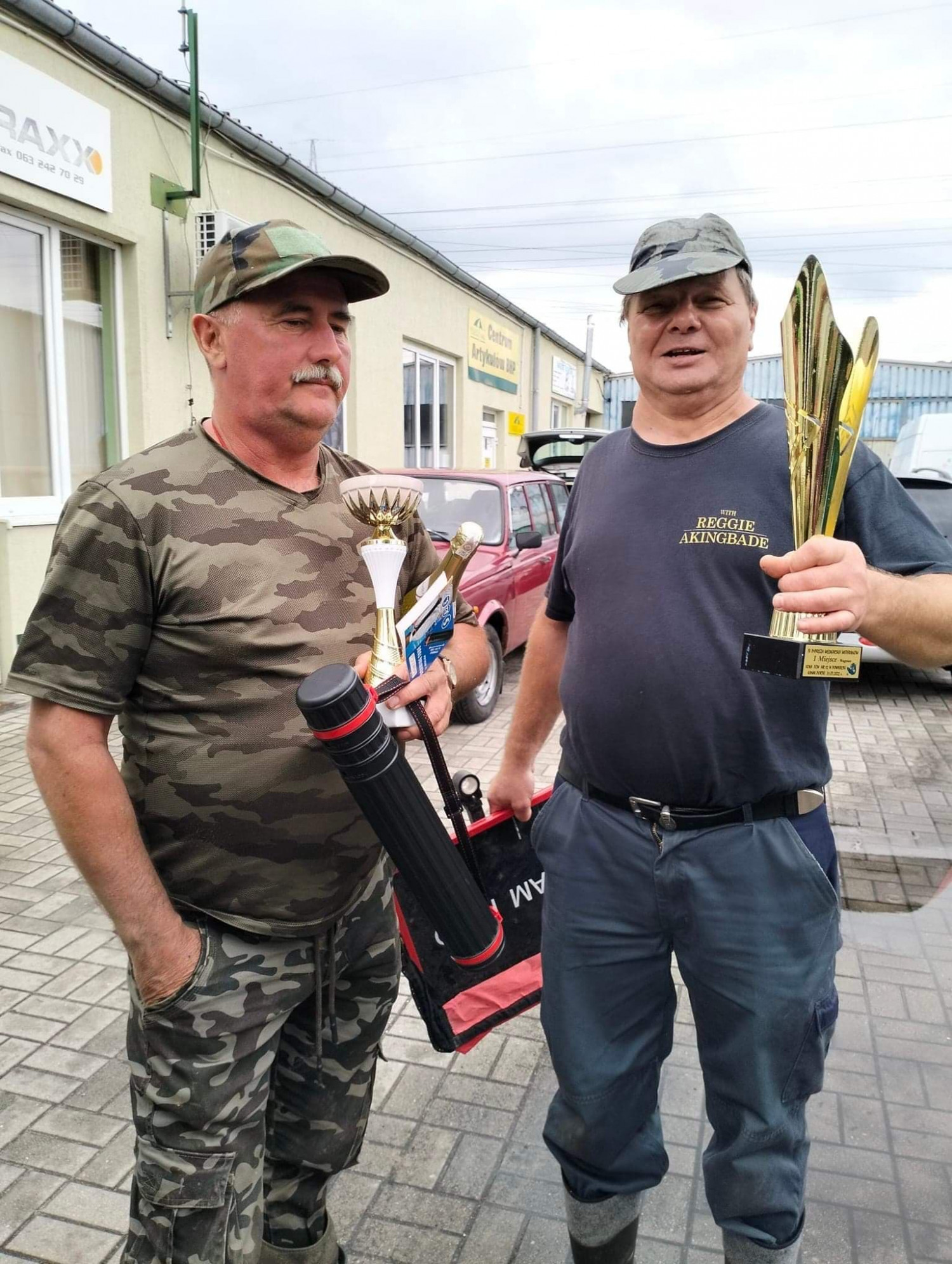 Dwójka zawodników z Koła Wędkarskiego nr 16 w Uniejowie.