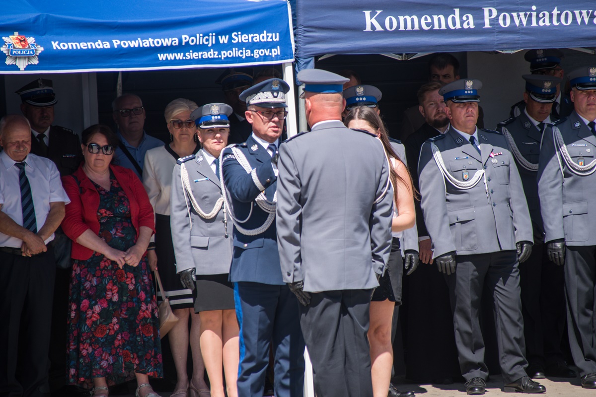 Uroczysty apel odbył się przed budynkiem jednostki. W tym roku obchody święta zostały zorganizowane przez Komendę Powiatową Policji w Poddębicach przy współudziale komend powiatowych z Pabianic, Łasku, Zduńskiej Woli, Wieruszowa i Sieradza.