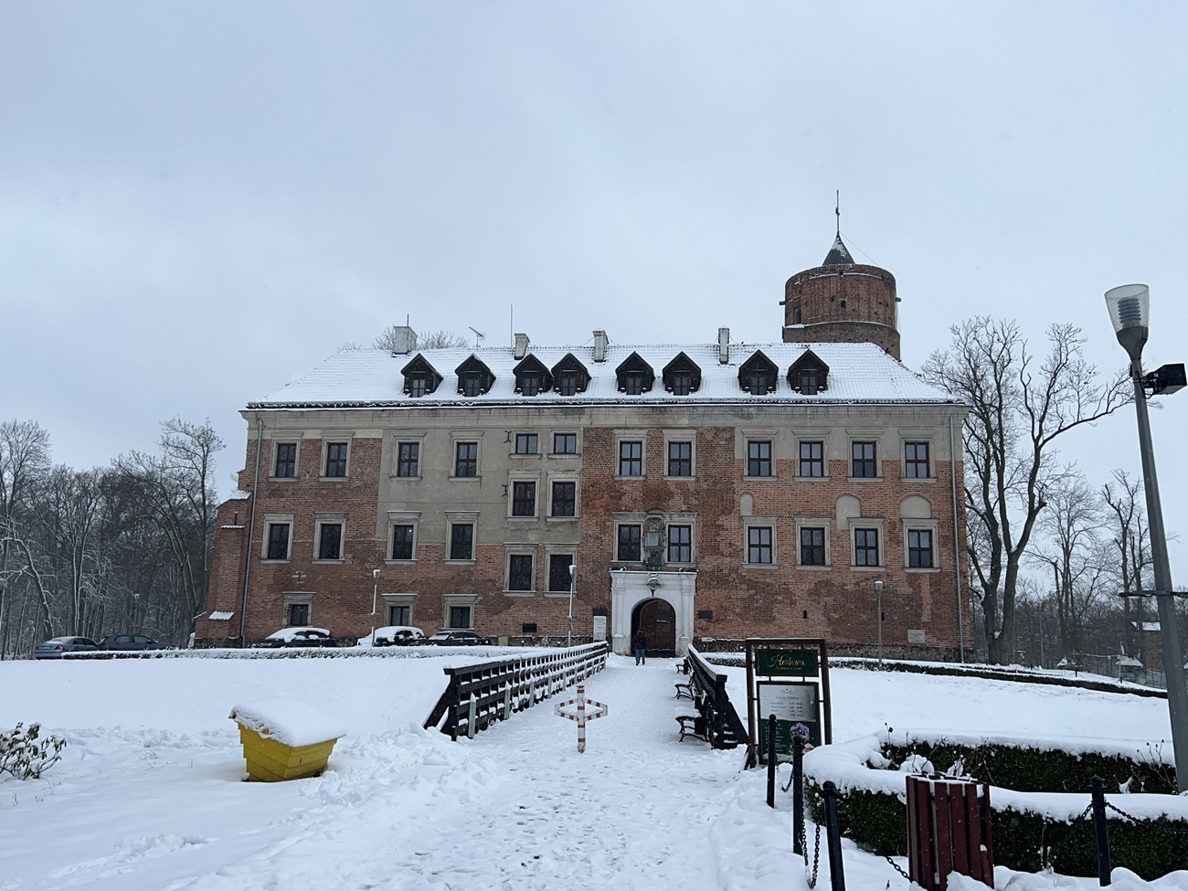 Zamek w Uniejowie zimą.