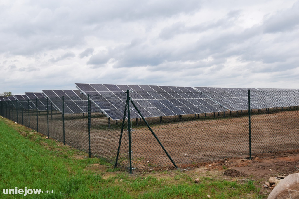 Farma fotowoltaiczna w Brzezinach bezpośrednio przyczynia się do obniżenia kosztów funkcjonowania gminnych obiektów. Dzięki zainstalowaniu pod Uniejowem 1200 paneli polikrystalicznych o łącznej mocy 0,7 megawata prąd, który trafia w słoneczne dni do sieci Energetyki Uniejów zasila nie tylko oczyszczalnię oraz urządzenia i budynek na terenie Punktu Selektywnej Zbiórki Odpadów Komunalnych w Uniejowie, ale także pozostałe budynki gminne w mieście.
